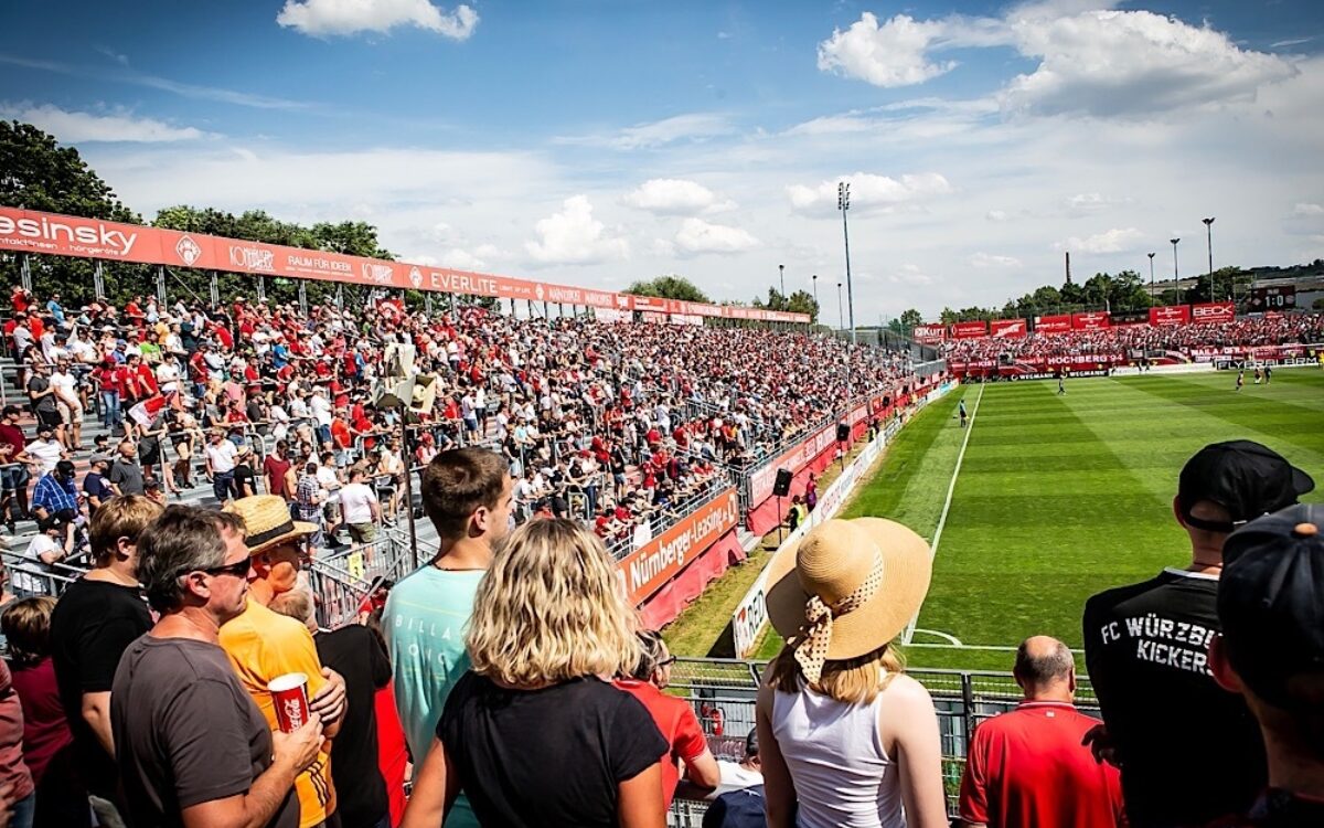 Fans im Stadion der Würzburger Kickers Fans im Stadion der Würzburger Kickers
